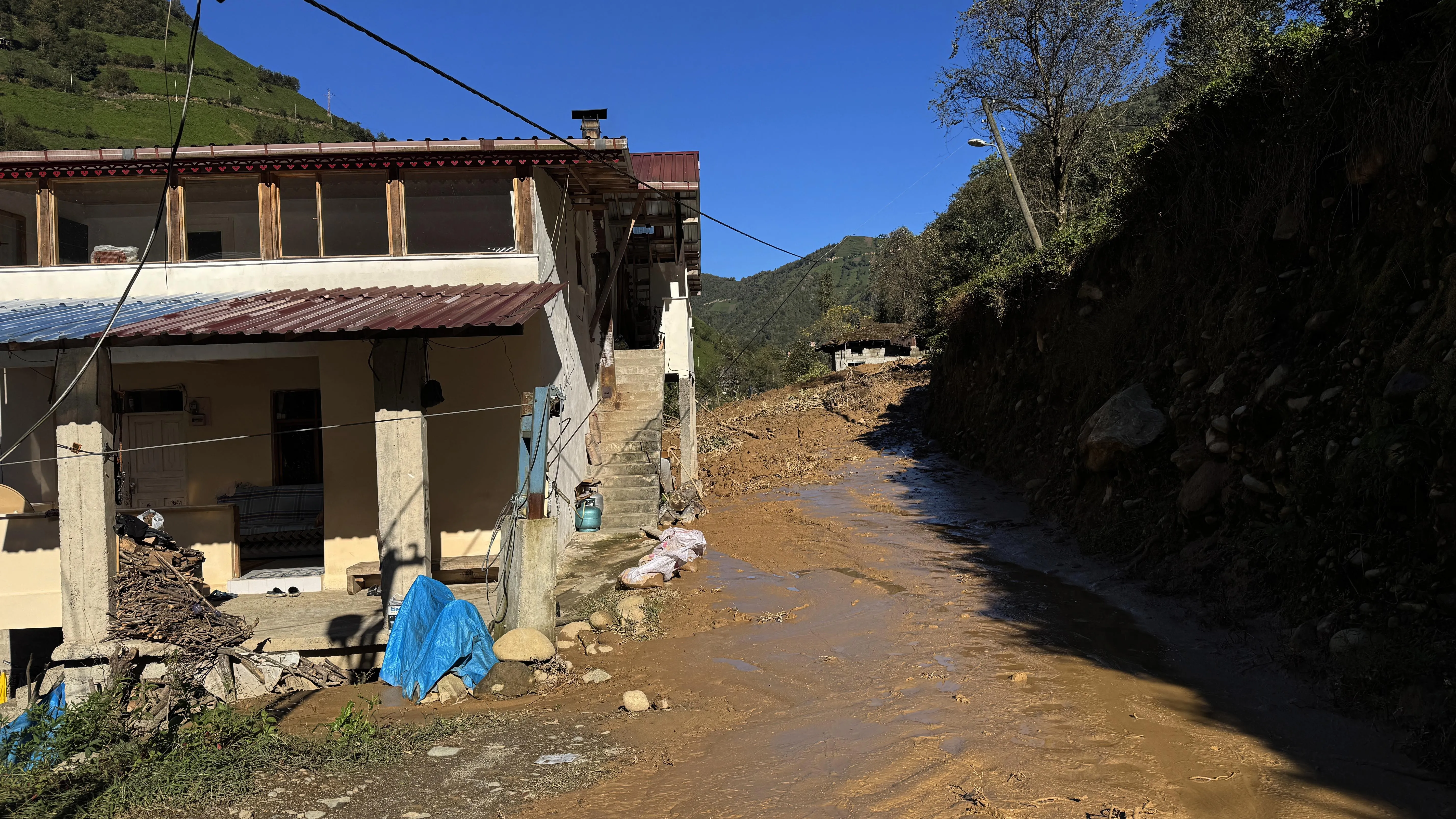 Rize'de heyelan olan köyde temizlik çalışmalarına başlandı