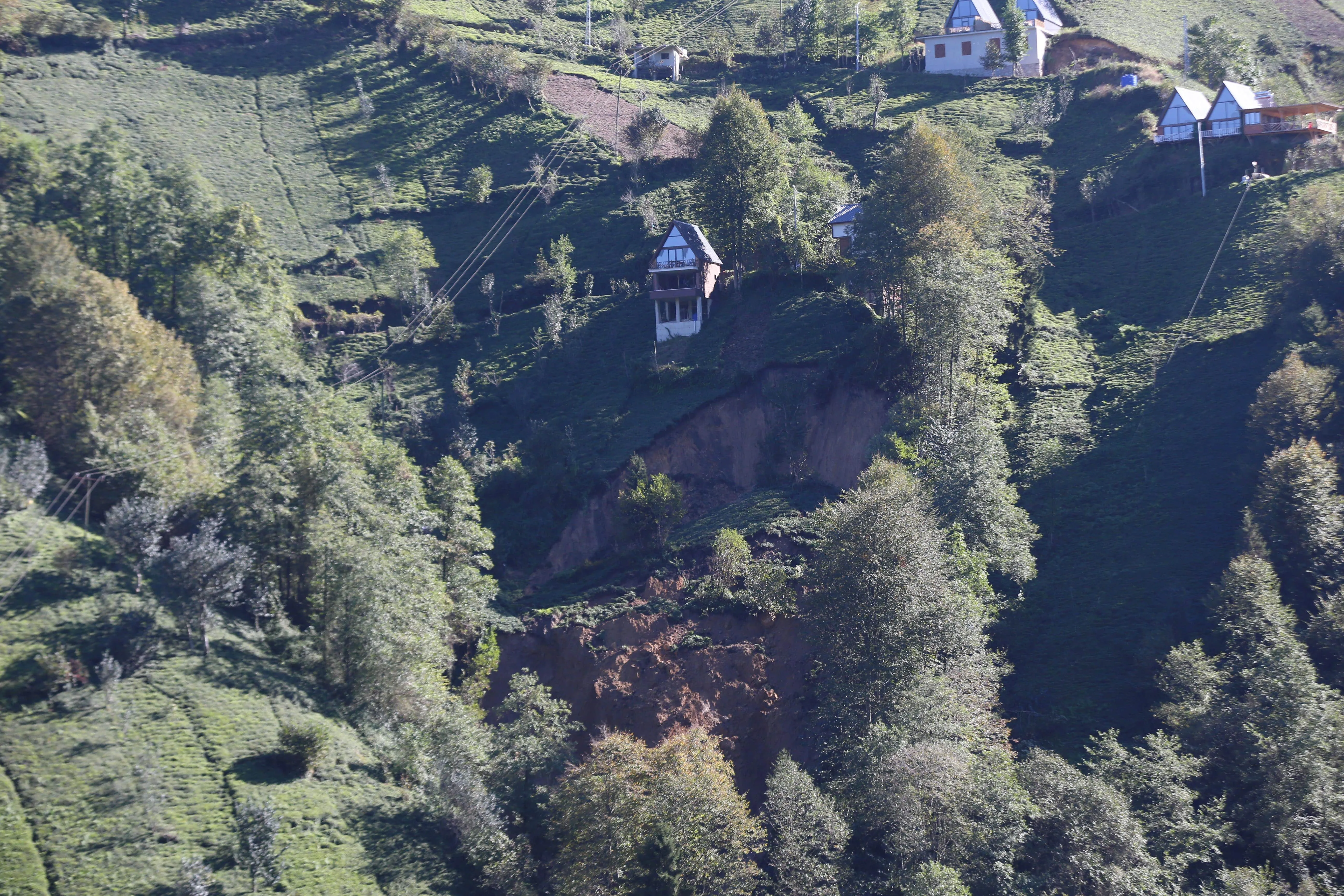 Rize'de heyelan olan köyde temizlik çalışmalarına başlandı