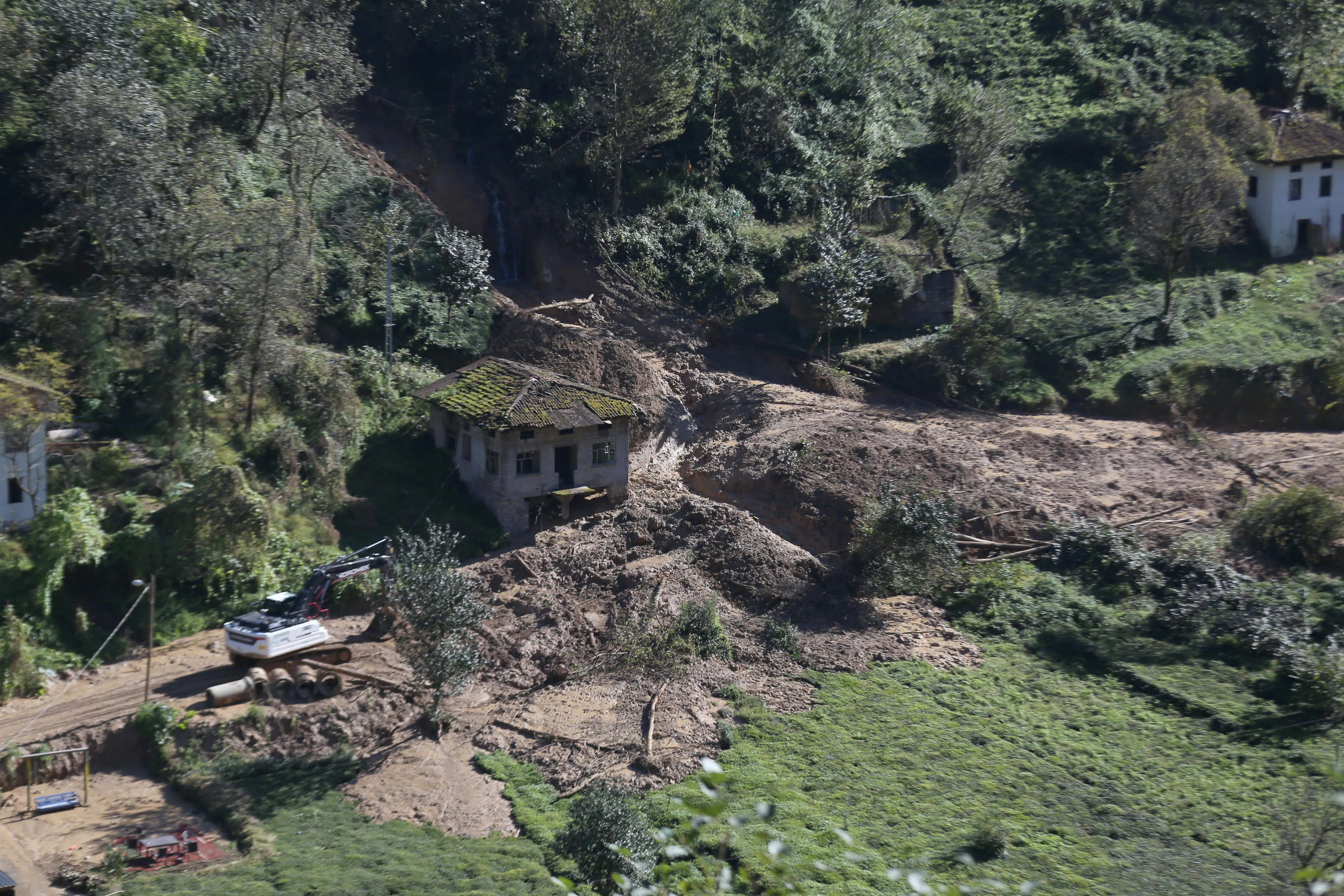 Rize'de heyelan olan köyde temizlik çalışmalarına başlandı