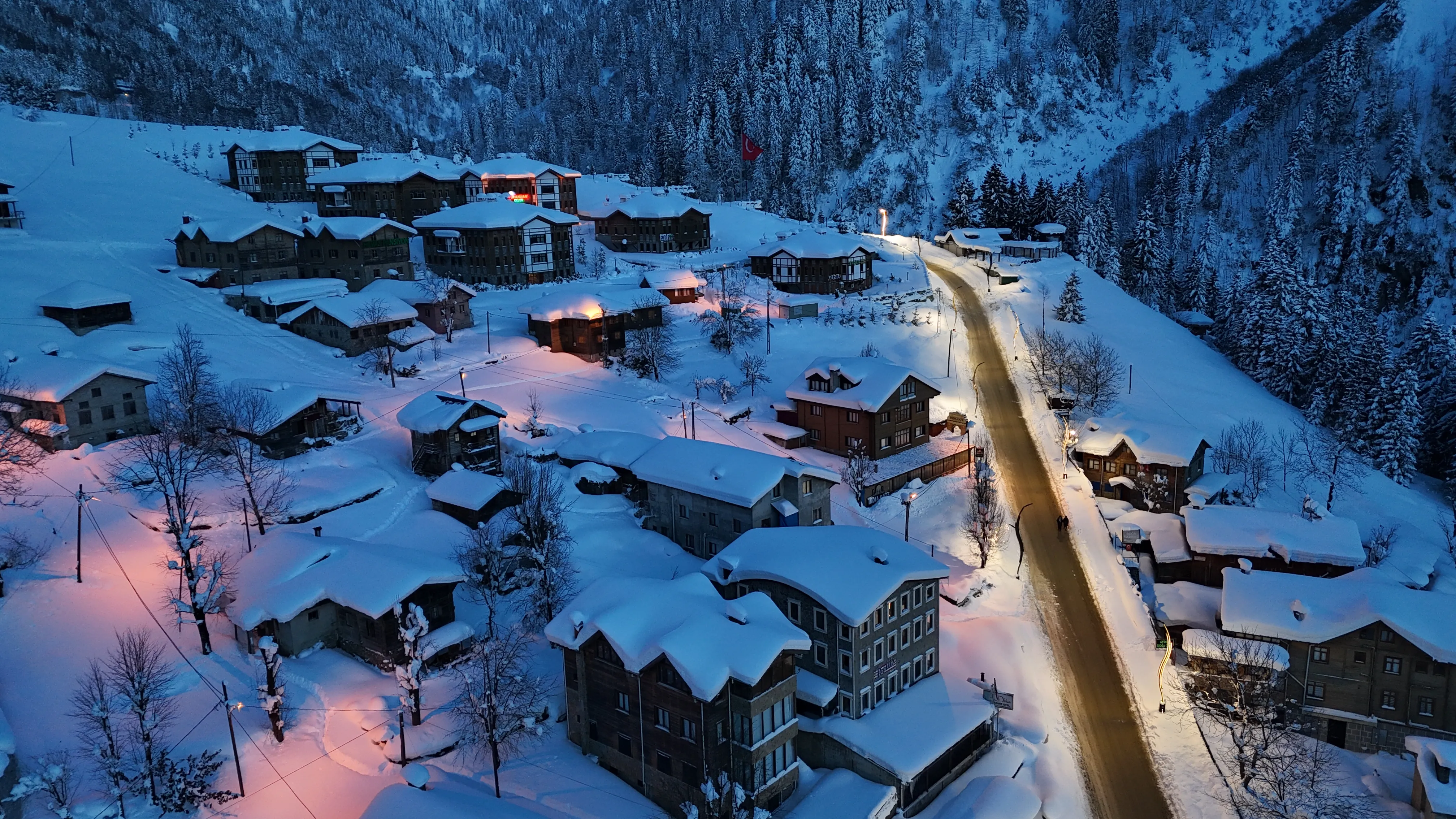 Ayder Yaylası'nda kar yağışı etkili oldu