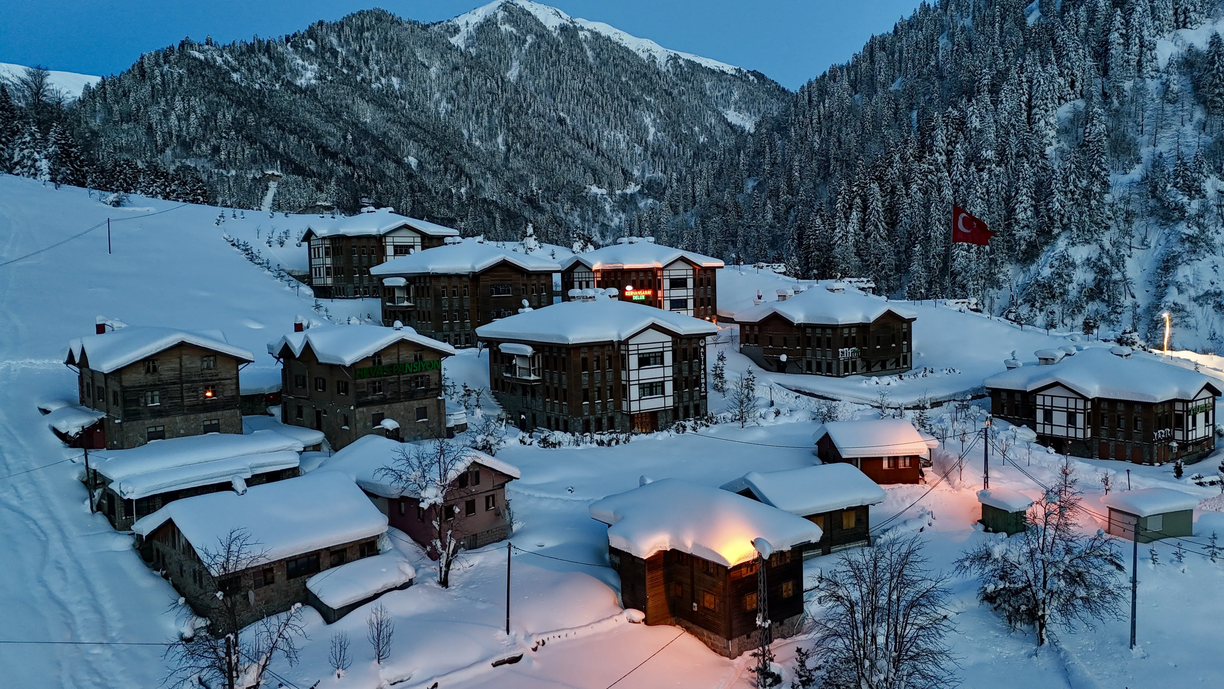 Ayder Yaylası'nda kar yağışı etkili oldu