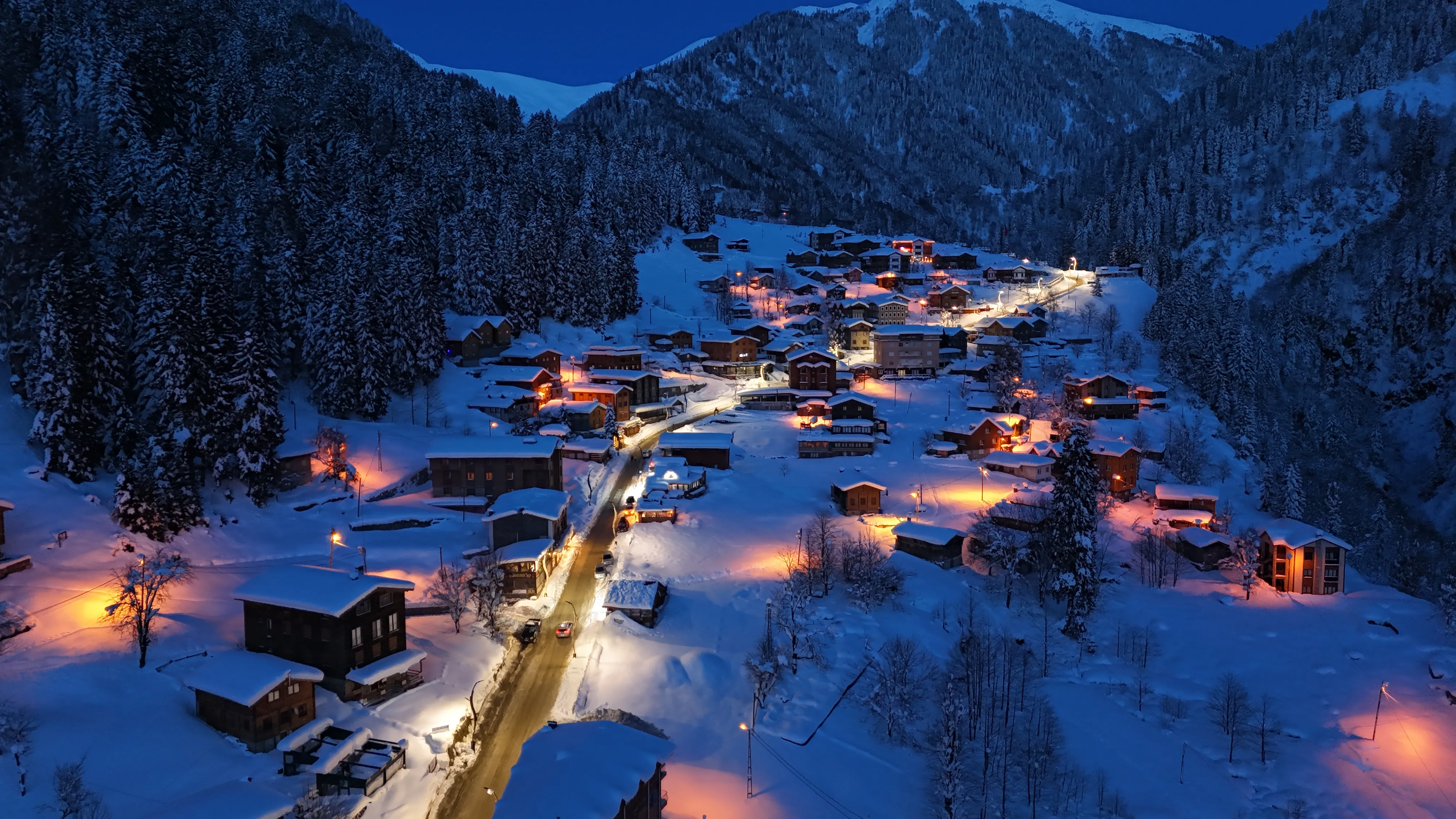 Ayder Yaylası'nda kar yağışı etkili oldu