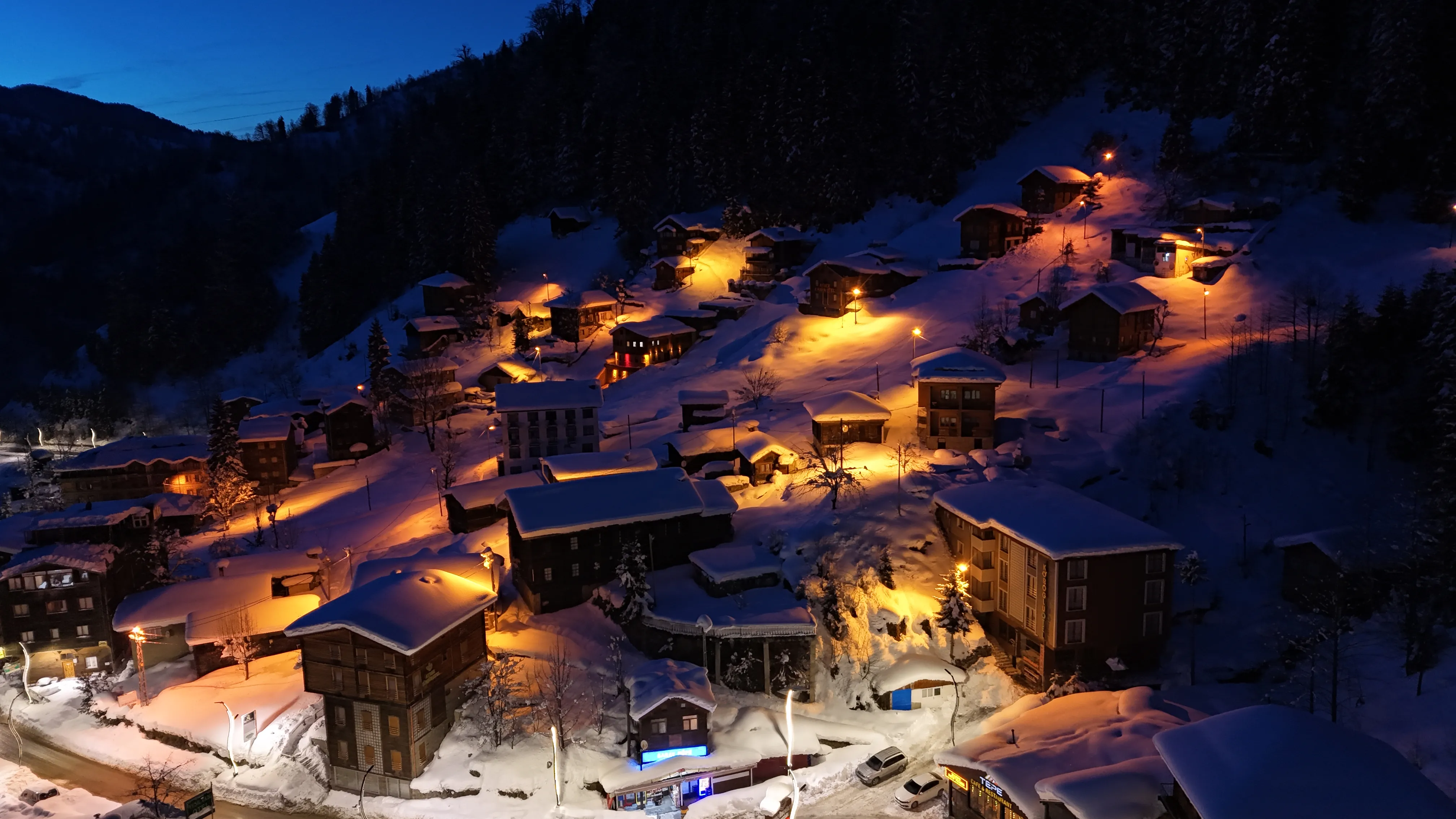 Ayder Yaylası'nda kar yağışı etkili oldu