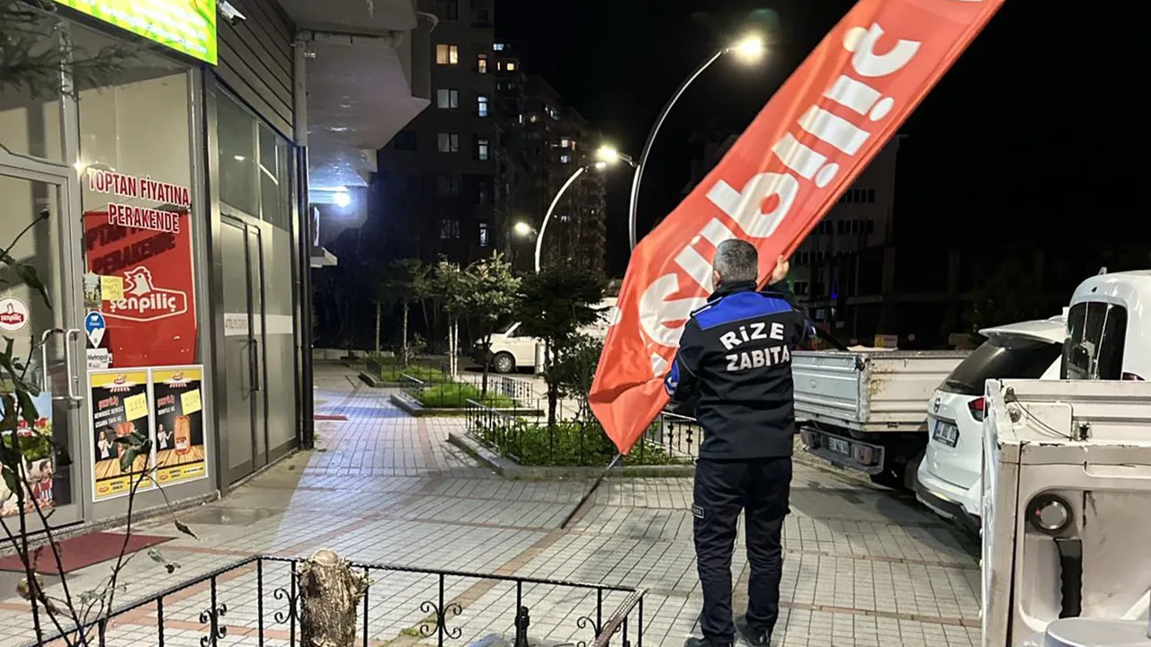 Rize Belediyesi’nden gece saatlerinde kaldırım işgallerine müdahale