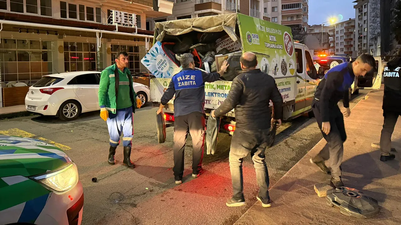 Rize Belediyesi’nden gece saatlerinde kaldırım işgallerine müdahale