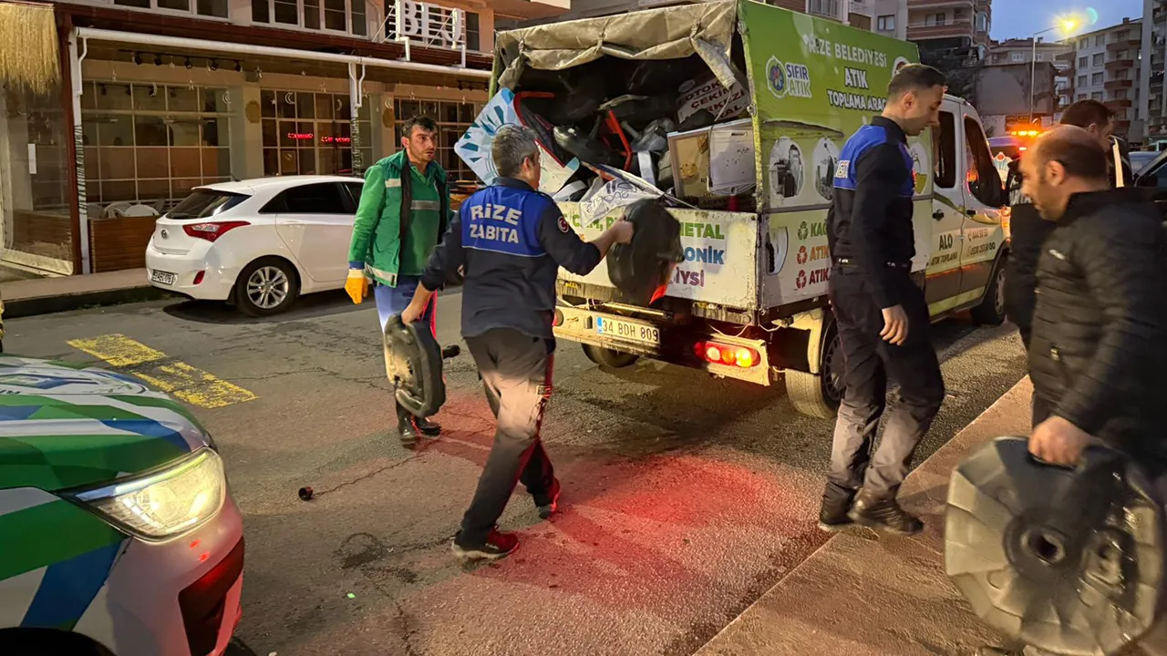 Rize Belediyesi’nden gece saatlerinde kaldırım işgallerine müdahale