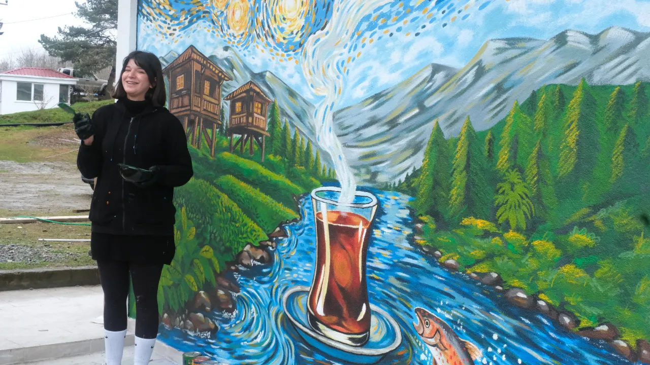     Rize’nin Simgeleri Van Gogh Tarzıyla Duvara Yansıdı