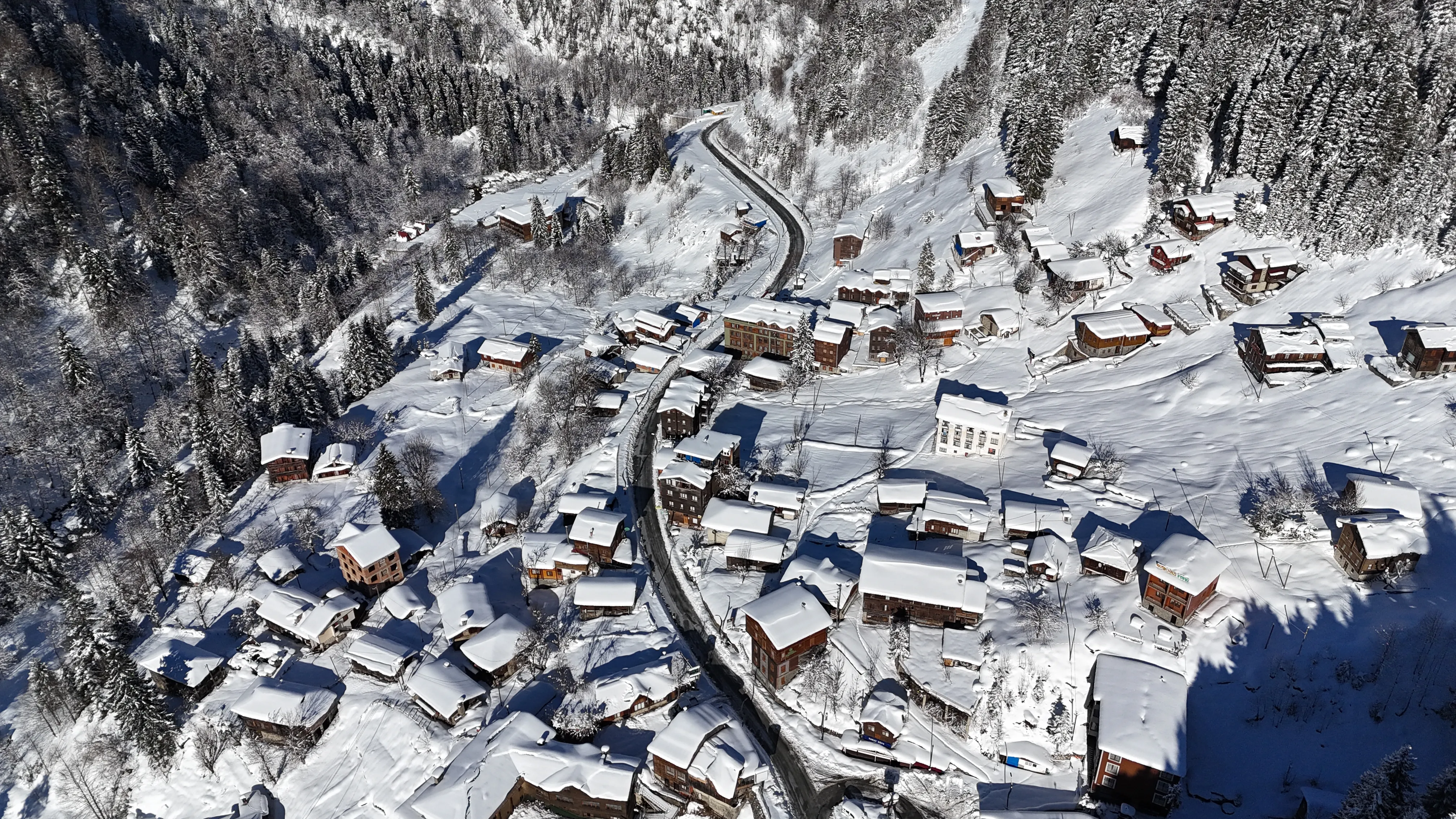 Rize Ayder Yaylası karla kaplandı: Drone ile muhteşem görüntüler