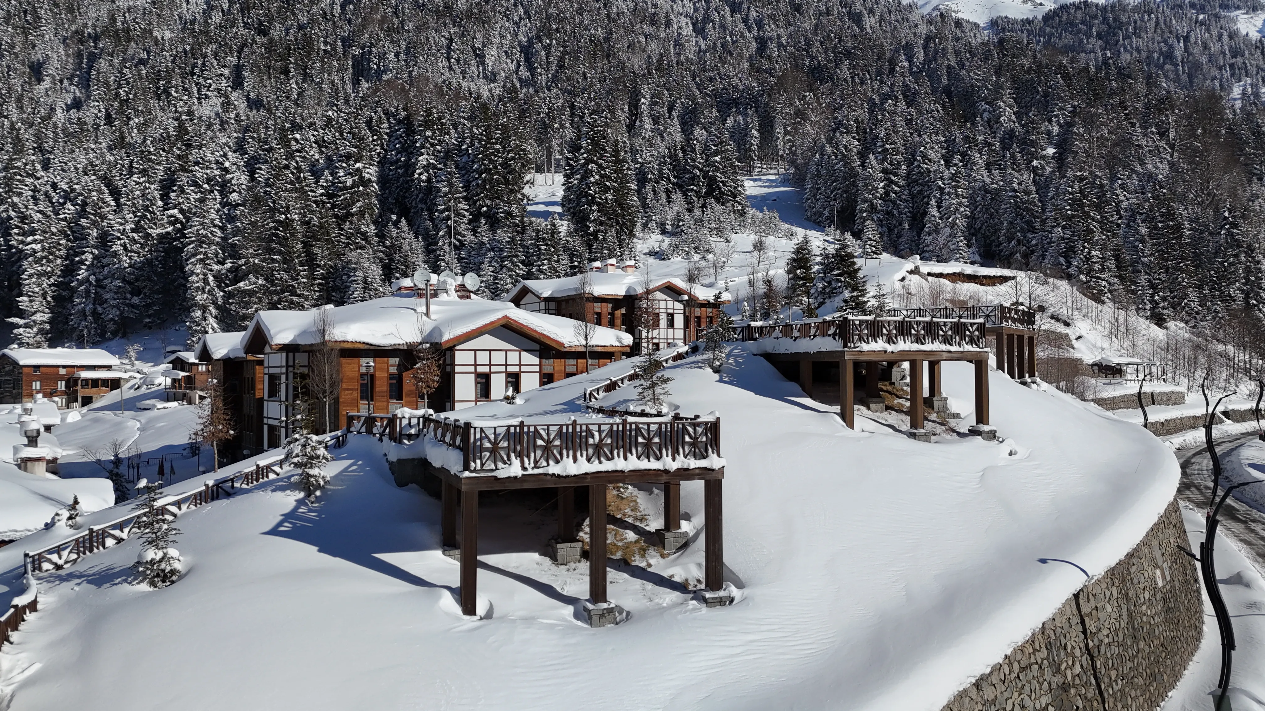 Rize Ayder Yaylası karla kaplandı: Drone ile muhteşem görüntüler