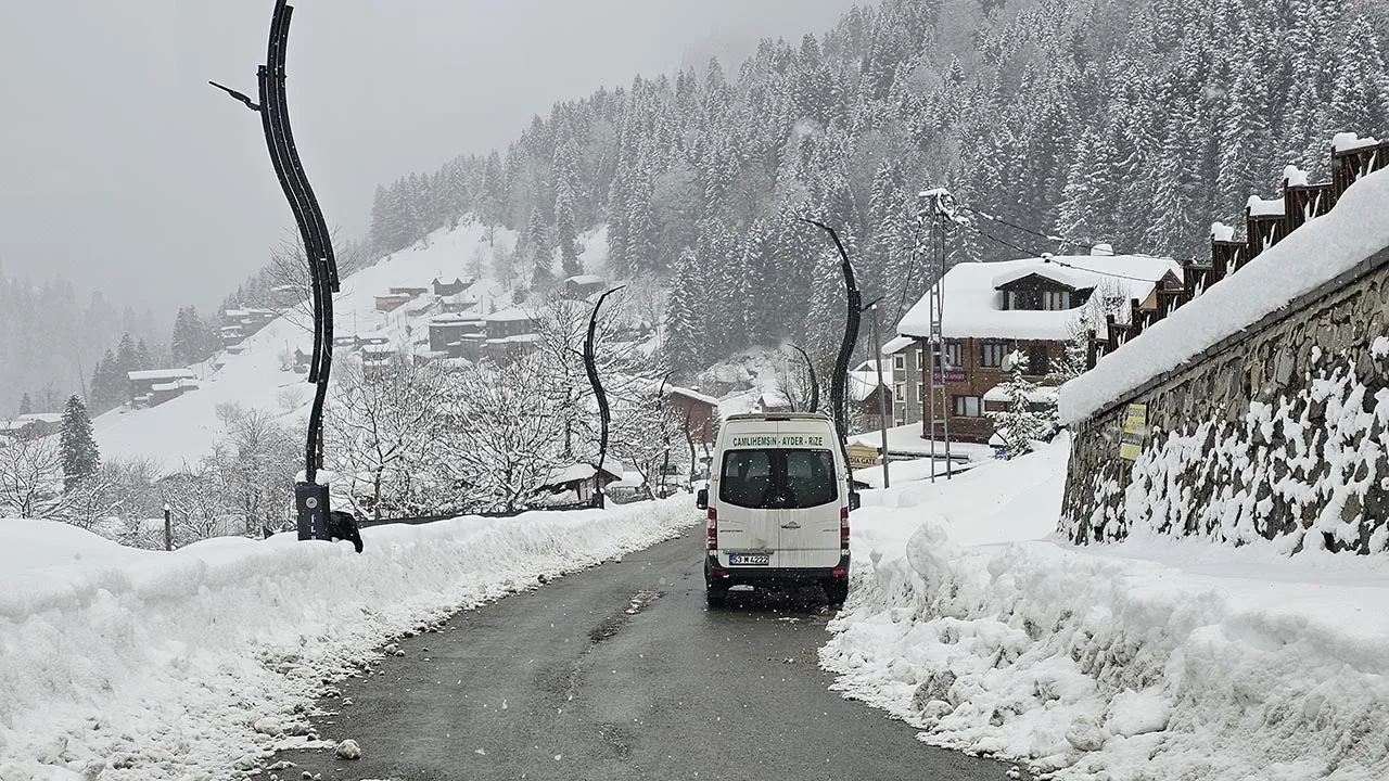 Rize'de 2 gündür aralıklarla devam eden yağmur, yüksek kesimlerde yerini kara bıraktı