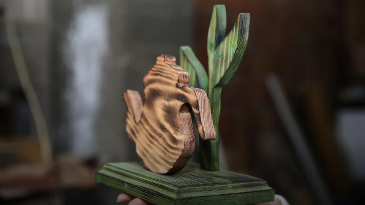 Rize'de Tasarımlarını Evinin Bodrumunda Ahşap Sanatıyla Şekillendiriyor