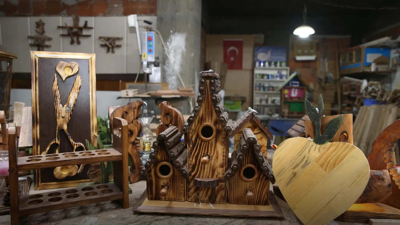 Rize'de Tasarımlarını Evinin Bodrumunda Ahşap Sanatıyla Şekillendiriyor