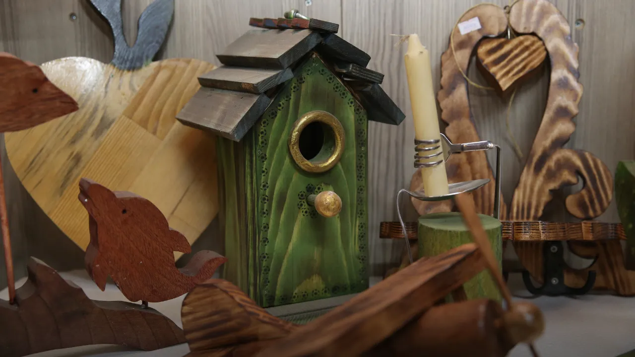 Rize'de Tasarımlarını Evinin Bodrumunda Ahşap Sanatıyla Şekillendiriyor