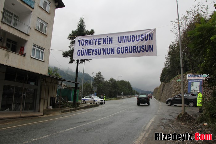 Güneysu ilçesinde toplanan vatandaşlara kısa bir selamlama konuşması yapan Erdoğan, yağmur altında kendisine tezahüratta bulunan gençlerin yanına giderek onlarla tokalaştı.