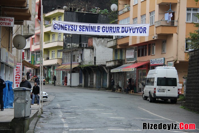 Başbakan Recep Tayyip Erdoğan iki günlük ziyaret için, Rize`nin Güneysu ilçesinde bulunan evine geldi. Burada yağmura rağmen kendisini çok sayıda hemşerisi karşıladı.