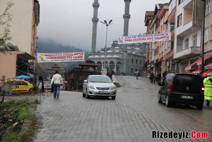 Başbakan Recep Tayyip Erdoğan Rize’nin Güneysu ilçesi ziyaretine Gümrük ve Ticaret Bakanı Hayati Yazıcı, Çevre ve Şehircilik Bakanı Erdoğan Bayraktar, Milli Eğitim Bakanı Hüseyin Çelik ve Ak Partili vekiller eşlik etti.