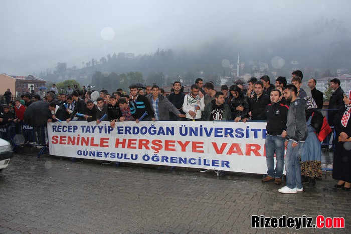 Otobüsün içinde yaptığı konuşmada Siirt Pervari’de meydana gelen bir helikopter kazasında şehit olan 17 askerimizi şehit verdik.