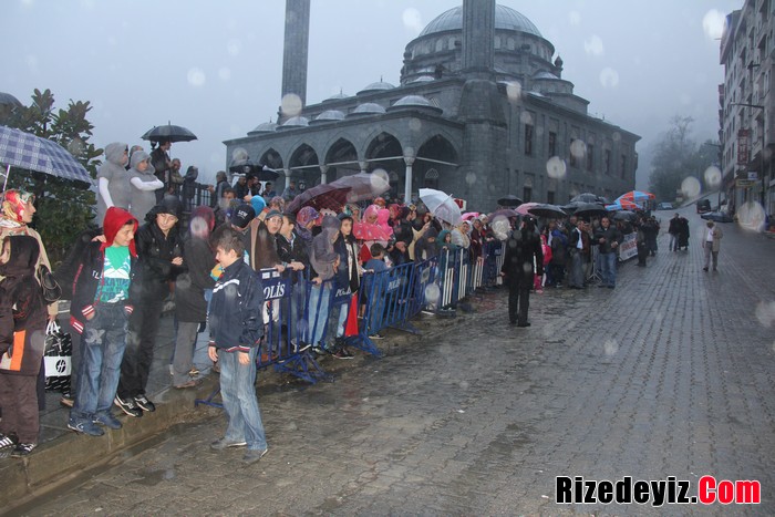 Diyarbakır da bugün onları hakka uğurladık. Sonrasında Trabzon’a geldik, şimdide buradayız. Yolda tabii ki sağ olsun hemşerilerimiz bizi karşıladı. Onlarla da kısa kısa görüştük.