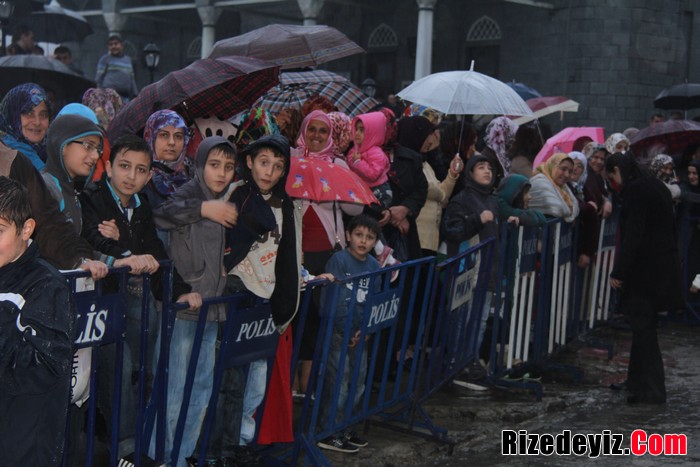 Şimdide burada sizlerle baba ocağı ana ocağı Güneysu’da beraberiz. Yarın malumunuz ismimizin verildiği Recep Tayyip Erdoğan Üniversitesi’nin 2012-2013 eğitim öğretim yılının açılışını yapacağız.