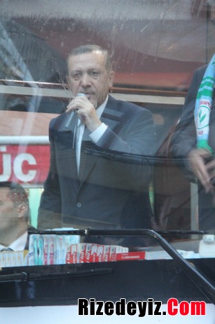 Başbakan Erdoğan'ın hemşehrileri konuşması sırasında sözlerini sık sık sloganlarla kesti.