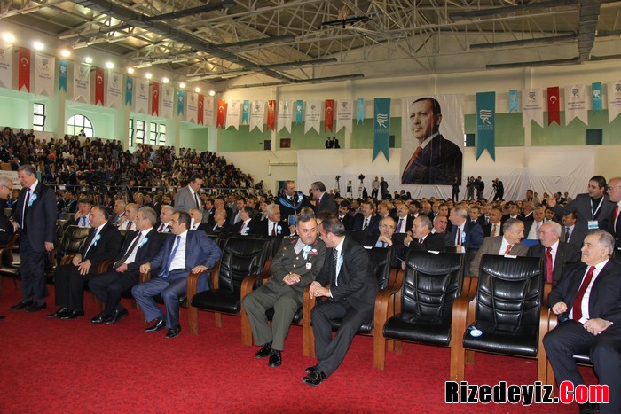 10 yıl önce Artvin'de üniversite kurmak kimin aklından geçerdi- Rize'de üniversite kurmak kimin aklından geçerdi- Çünkü gelen siyasilerin hepsi Rize'ye üniversite vadettiler. Ama oldu mu böyle bir şey, olmadı.