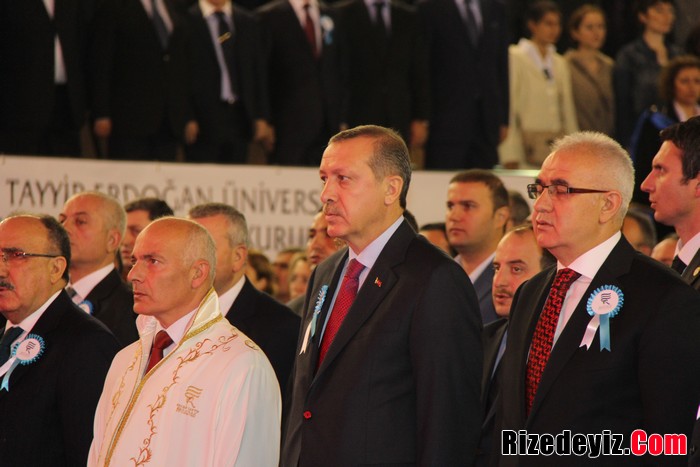 Şimdi o kredi kuruluşu mahkemeye düştü ve 30 milyon dolar tazminata mahkum oldu. Niye- ideolojik davrandığı için. Çünkü hak etmedikleri halde bazı ülkelerin kredi notlarını yükselterek dünyayı aldattılar. Naylon bordrolar hazırladılar ama Türkiye'nin naylon değildi. Biz ölçtük, biçtik, doğrusunu yaptık.