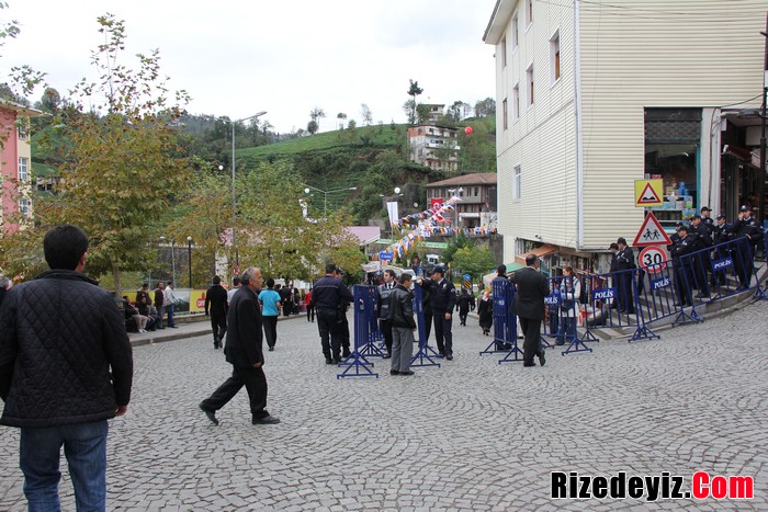 Başbakan Recep Tayip Erdoğan iki günlük Rize ziyareti kapsamında Kalkandere ilçesinde yapacağı Toplu açılış töreninin heyecanı yaşandı.