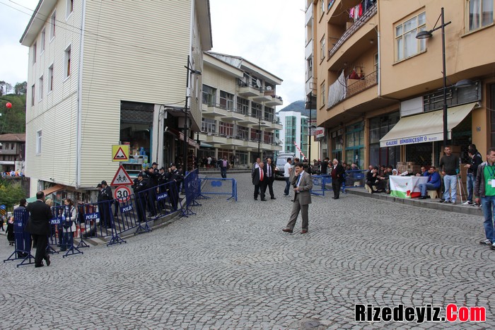 Tören öncesi ilçede yoğun bir hareketlilik yaşanırken, güvenlik önlemleri en üst düzeyde tutuluyor.