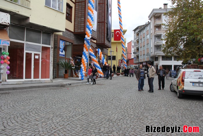 İlçe merkezinde yoğun bir insan ve araç trafiği yaşanırken, yer bulmakta zorlanan araçlar ilçe dışına yönlendiriliyor.