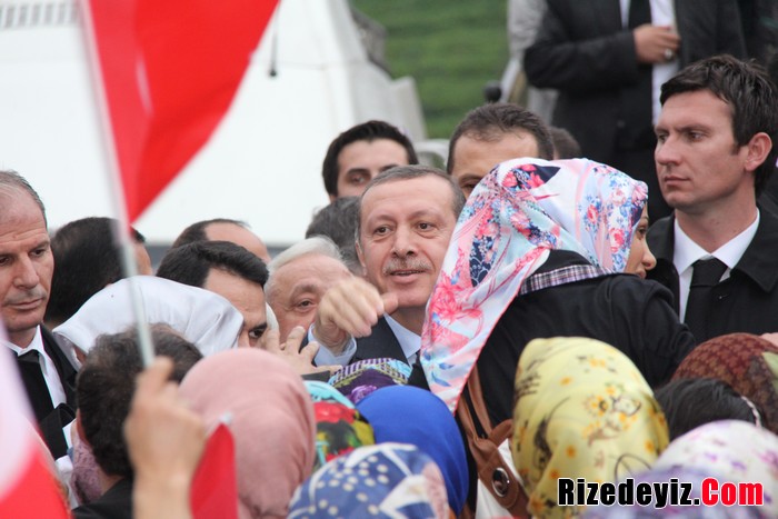 Erdoğan, Rize'nin Kalkandere ilçesinde yapımı tamamlanan eserlerin toplu açılış törenindeki konuşmasında, Tbmm'de Büyükşehir Belediye Yasası'nın değiştirilmesine ilişkin Genel Kurul çalışmalarının yapıldığını hatırlattı.