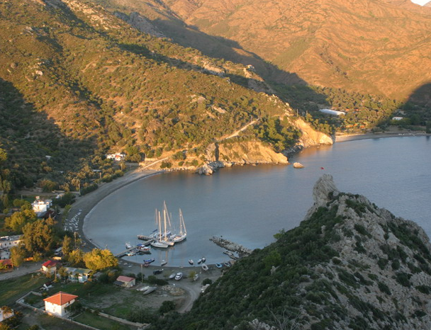 Doğada sessiz bir tatil

Datça merkeze 25 km. uzaklıktaki Palamutbükü'nde denize girebilir, şeffaf sularında balık avlayabilir ve yakın yerlere tekne turuna çıkabilirsiniz. Sit alanı olarak belirlenen köy, denizi ve doğayı sevenler için iyi bir tatil imkanı sunuyor