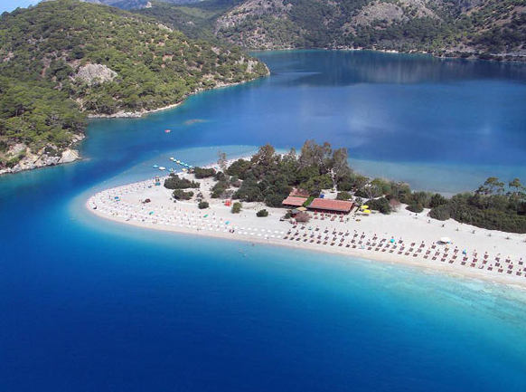 Denizi de doğası da eşsiz

Fethiye'ye bağlı Öludeniz'de, dünyanın en güzel kumsalında denize girebilir, Kelebekler Vadisi ve Gemiler Adası'nı görebilir, Babadağ'dan yamaç paraşütü yapabilirsiniz