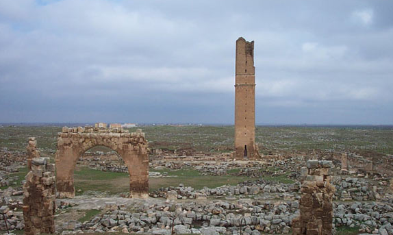 Bir masal şehri Harran

Şanlıurfa'nın 45 km. güneydoğusundakı Harran, Mezopotamya ile Akdeniz'i birleştiren önemli bir durak noktası. 5 bin yıllık bir geçmişe sahip. İlk çağlardan beri önemli kültür merkezi.