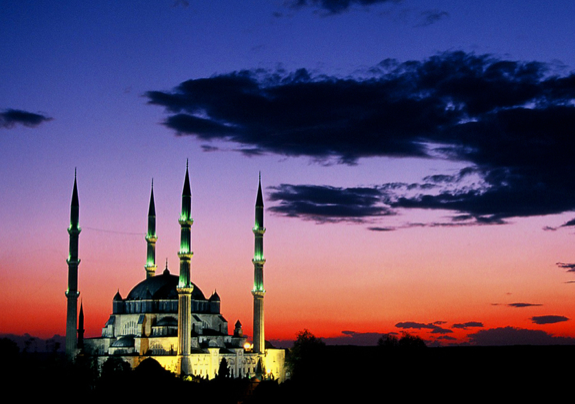 Sinan'ın şaheseri Selimiye

Edirne Selimiye Camii, Mimar Sinan'ın başyapıtlarindan biri. Aynı zamanda Osmanlı-Türk mimarisinin de doruk noktası. İçeride bulunan çinilerin, hatların, mermerlerin ve işlemelerin hepsi ise ayrı bir sanat eseri.