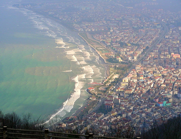 Ordu'ya Boztepe'den bakın

Doğanın tüm güzelliklerinin cömertçe sergilendiği bir ilimiz Ordu. Karadeniz'in en temiz kumu ve en uzun sahil şeridine sahip. Yeşil ile mavinin kucaklaştığı şehri, Boztepe'den seyretmenin keyfine doyum olmaz.