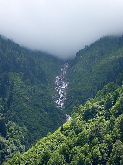 Doğal serinlik Ayder Yaylası

Ladin ve kayın ormanlarıyla kaplı yayla Çamlihemşin ilçesine 16 km. mesafede. Ayder, zengin florasının yanı sıra kaplıcası ile de bölgenin en çok tercih edilen tatil yerlerinden biri.