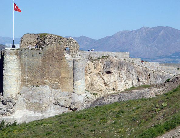 Açık hava müzesi Harput

Elazığ'a 5 km. mesafedeki Harput ilçesi bir açık hava müzesi görünümünde. Müzesi, kalesi, Ulu Camii, Meryem Ana Kilisesi ve Buzluk Mağarasıyla görülmeye değer bir turizm merkezidir.