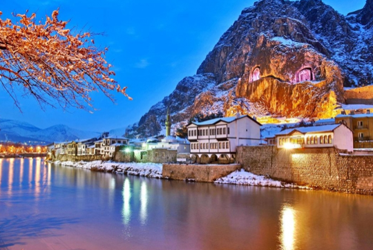 Amasya'nin nehir guzelleri

Bir İç Anadolu şehrinde de sizi şaşırtacak şeyler olabilir. Şehrin merkezinden geçen Yeşilırmak'ın kenarında sıralanan ve geleneksel Osmanlı evinin bütün özelliklerini bünyesinde taşıyan Amasya evleri bu şehri görmek için iyi bir neden.