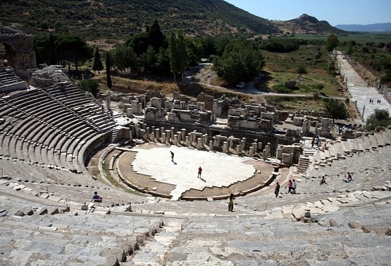 Antik kentte gizemli yolculuk

İzmir'in Selçuk ilçesi yakınlarındaki 4 bin yıllık Efes Antik Kenti, kiliseleri, çarşıları, mağaraları, çeşmeleri ile en çok ilgi çeken turistik mekanlardan.