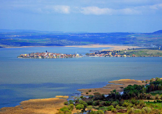 Balıklar ve kuşlarla beraber

Bursa'ya 34 km uzaklıktaki Uluabat Gölu, yapısı itibarıyla değişik türden yüzbinlerce su kuşuna beslenme ve barınma olanağı sağlıyor. Su içinde yaşayan canlılar için de zengin bir yapıya sahip gölde 21 çeşit balık bulunuyor.