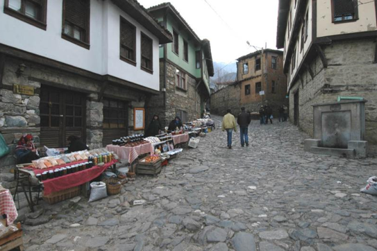 Osmanlı köyü Cumalikızık

Bursa'ya 2 km. uzaklıktakı Cumalikızık, Orhangazi'nin Bursa'ya girmeden önce yaptırdığı köylerden biri. Osmanlı mimarisinin en güzel örneklerinin verildiği evlerden oluşan köye giderseniz, dar sokaklardan akan sular sizi karşılayacak