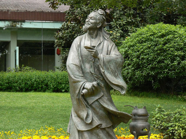 Çin Ulusal Çay Müzesi 1991′de halka açıldı. Müze çay tarlalarının yakınında yer alıyor. Müzenin içerisinde çiçek koridorları, yapay dağlar, göller ve akarsu yataları bulunuyor. Doğayı koklayabildiğiniz bir park şeklinde konumlandırılmış burası. Çin Ulusal Çay müzesi hem çay tadımı hem de çayı koklayıp yaşayabileceğiniz bir merkez.