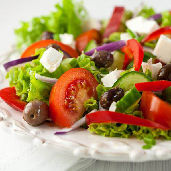 Salata

Yemeklerde salata tüketmek, hem bol lifli olması nedeniyle hem de şeker içeriği bulunmamasından dolayı tok tutar, fazla yemeyi önler. İçine taze kırmızı biber, dereotu doğramak da tokluk derecesini artırır.