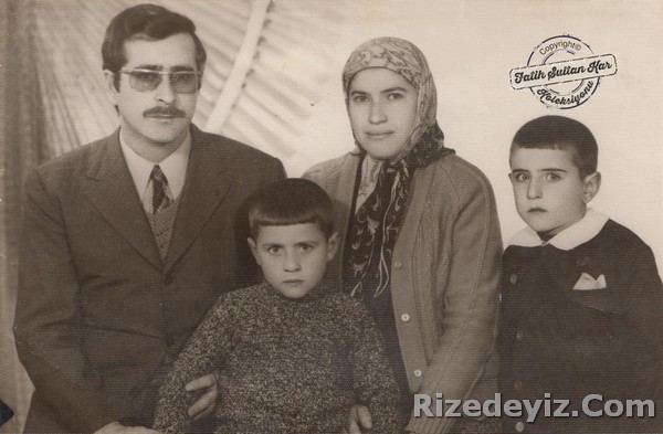 Osman Aşkın Bak ve Ailesi: Muhittin Bak (babası), Fatma Bak (annesi), Orhan Bak (kardeşi) ve Osman Aşkın Bak (önlüklü).(İstanbul, 1972)