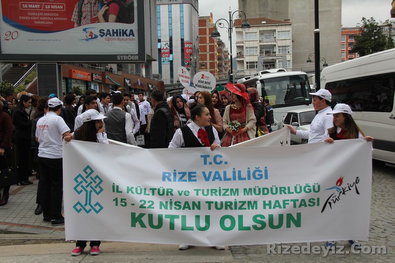 Rize Kültür ve Turizm Müdürlüğü ve RİZEM Turizm Derneği tarafından organize edilen etkinlikleirn başlangıcında İsmail Karaman Kültür Merkezi önünden başlayan bir yürüyüş yapıldı. Rize il meydanına kadar süren yürüyüş Atatürk Caddesinden tekrar İsmail Karaman Kültür Merkezine gelinerek sona erdi. Burada yapılan programa ve yürüyüşe Rize İl Vali Yardımcıları Şefik Aygöl, Turan Yılmaz, Rize Belediyesi Başkan Yardımcısı İsmail Soba, Rize Kültür ve Turizm İl Müdürü İsmail Hocaoğlu, STK temsilcileri ve davetliler katıldı.