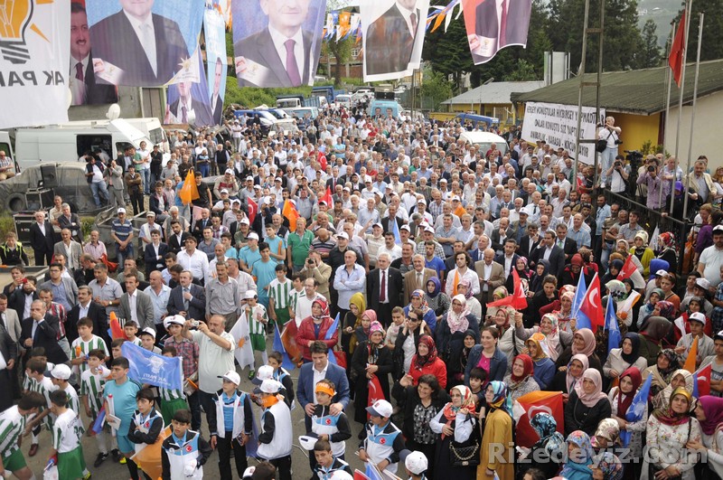 Türkiyenin 4. Büyük özelliğini taşıyacak Salarha Tünellerinin ihalesi Ankaradan canlı bağlantıyla yapıldı. Yaklaşık 200 milyon TLye maliyeti olan tünelin toplam uzunluğu 4 bin 350 metre olacak.