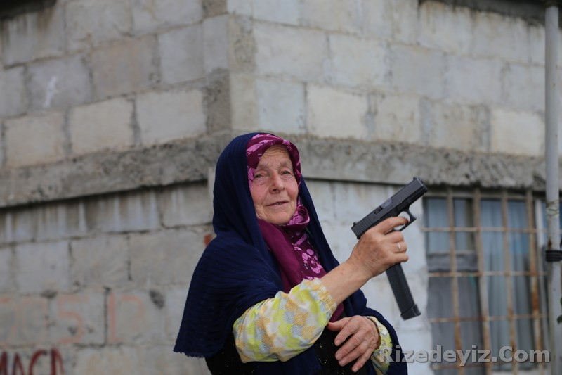 Havva ninenin torunu Mehmet Dokumacı, Rize`de silah işletmeciliği yaptığını belirterek, `Ninem sosyal medyada silahla ateş ettiği videosu ile fenomen oldu. Bu silah tutkusu bize dededen geliyor` dedi.
Silahın kendileri için bir tutku ve bir heves olduğunu ifade eden Mehmet, `Bizde çocukluğumuzdan beri silah kullanıyoruz. Bildiğim kadarıyla babaannemin de küçüklüğünden beri silahlara karşı bir hevesi var. Yabani hayvanları korkutmak için benden silah istedi. Bende kendisine tüfek aldım. Şuan kullanamayacağı silah yok` diye konuştu.
Dokumacı, ninesine çektiği videonun sosyal medyada çok fazla yayılacağını düşünmediğini belirterek, `Normal bir video olarak çekip kendi sayfamda paylaştım. Sayfamda paylaştığım video farklı yabancı sitelerde de paylaşıldı. Çok iyi olumlu tepkiler aldım. Sosyal medyada `Ninemize helal olsun. Ninemiz gibi üç tane daha olsa Türkiye`ye zaval gelmez. Kesinlikle sırtımız yere gelmez.` gibi yazanlarda oldu. Ninem daha çok bayramlarda köyde şenlik olsun diye silah atar. Köyümüzdeki herkes tanıyor. Herhangi bir şikayet gelmiyor. Silahlarımız ruhsatlı herhangi yasa dışı birşey yapmıyor` ifadesini kullandı.