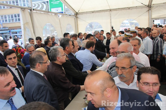 Bayramlaşma törenine Yargıtay Başkanı İsmail Rüştü Cirit, Rize Valisi Ersin Yazıcı, AK Parti Rize milletvekilleri Hasan Karal ve Hikmet Ayar, Belediye Başkanı Reşat Kasap, Cumhuriyet Başsavcısı Hakan Yağız, ÇAYKUR Genel Müdürü İmdat Sütlüoğlu ile daire amirleri ve vatandaşlar katıldı. Törene katılanlara pilav ve kavurma ikram edildi.