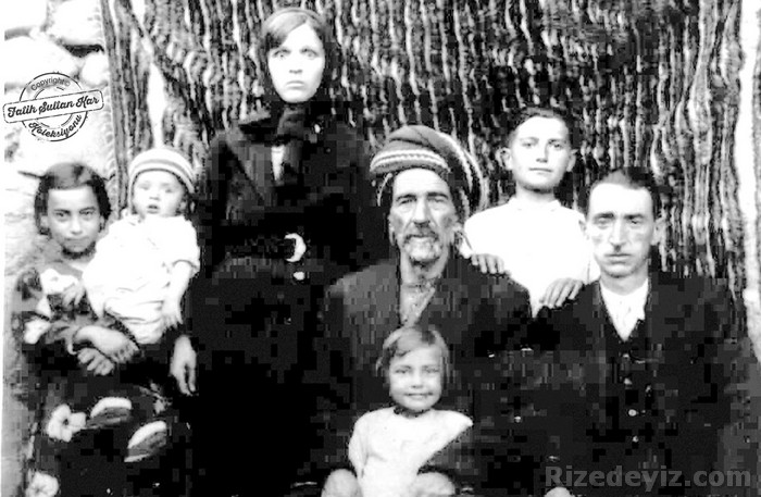 Sürt battaniyesi önündeki bu fotoğraf, Kösoğlu ailesinin İspir`de çekilen ilk aile fotoğrafıdır. Nevzat Kösoğlu fotoğrafa şu notu düşmüş: Muhtemelen foto Ali Rıza dayı, belki de Gülhaslı Mustafa dayı çekmiştir. Sol baştan ayakta duranlar: Nazmiye ablam, kucağında Ahmet ağabeyim; annem, Mustafa ağabeyim. Sarıklı olan dedem Molla Hasan, yanındaki babam, dedemin önündeki Melahat ablam.Ben henüz gelmemişim. Demek ki, 1939 yılında çekilmiş.