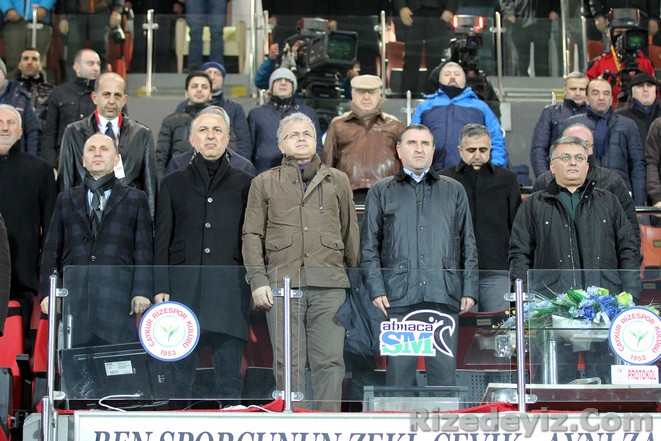 Spor Toto Süper Lig`de Çaykur Rizespor, Trabzonspor karşısında ilk yarıyı 2-0 önde tamamladı.